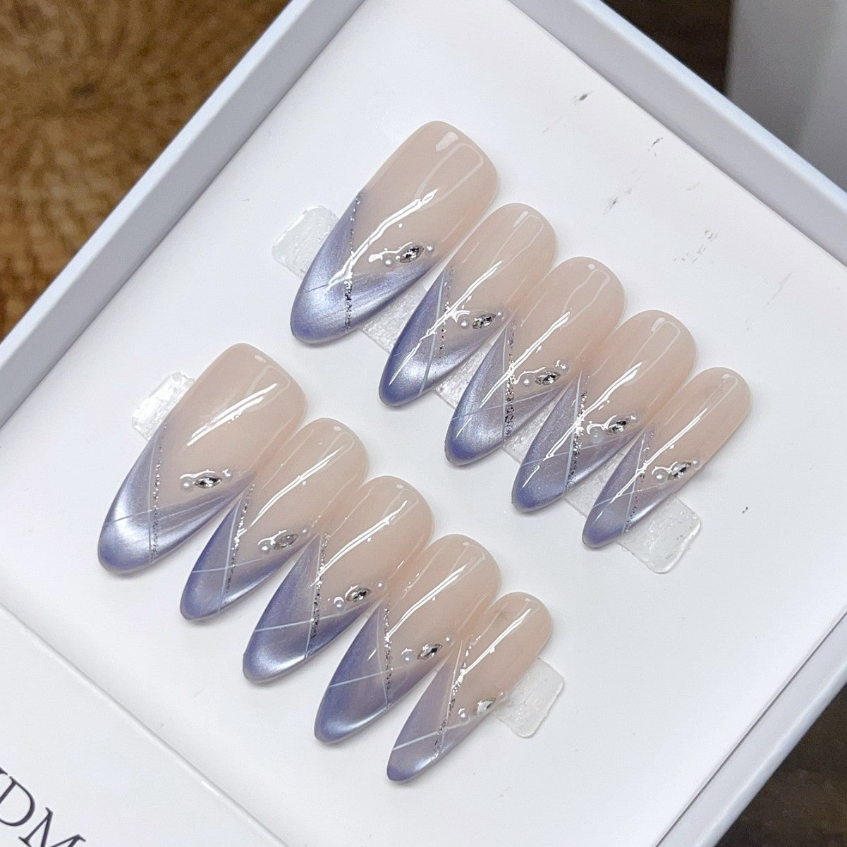 Minimal zircon cat's eye